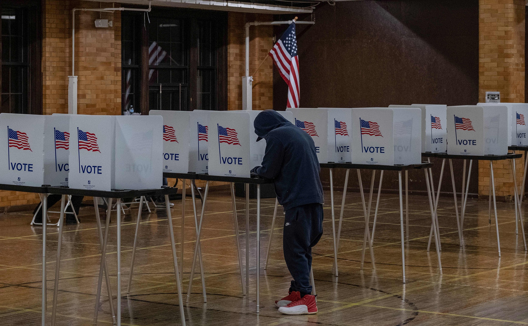 A voter casts a vote during the 2020 presidential election, Flint, Michigan, November 3, 2020. /CFP