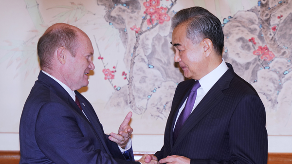 Chinese Foreign Minister Wang Yi (R), also a member of the Political Bureau of the Communist Party of China Central Committee, meets with U.S. Senator Chris Coons in New York, U.S., September 24, 2024. /Chinese Foreign Ministry