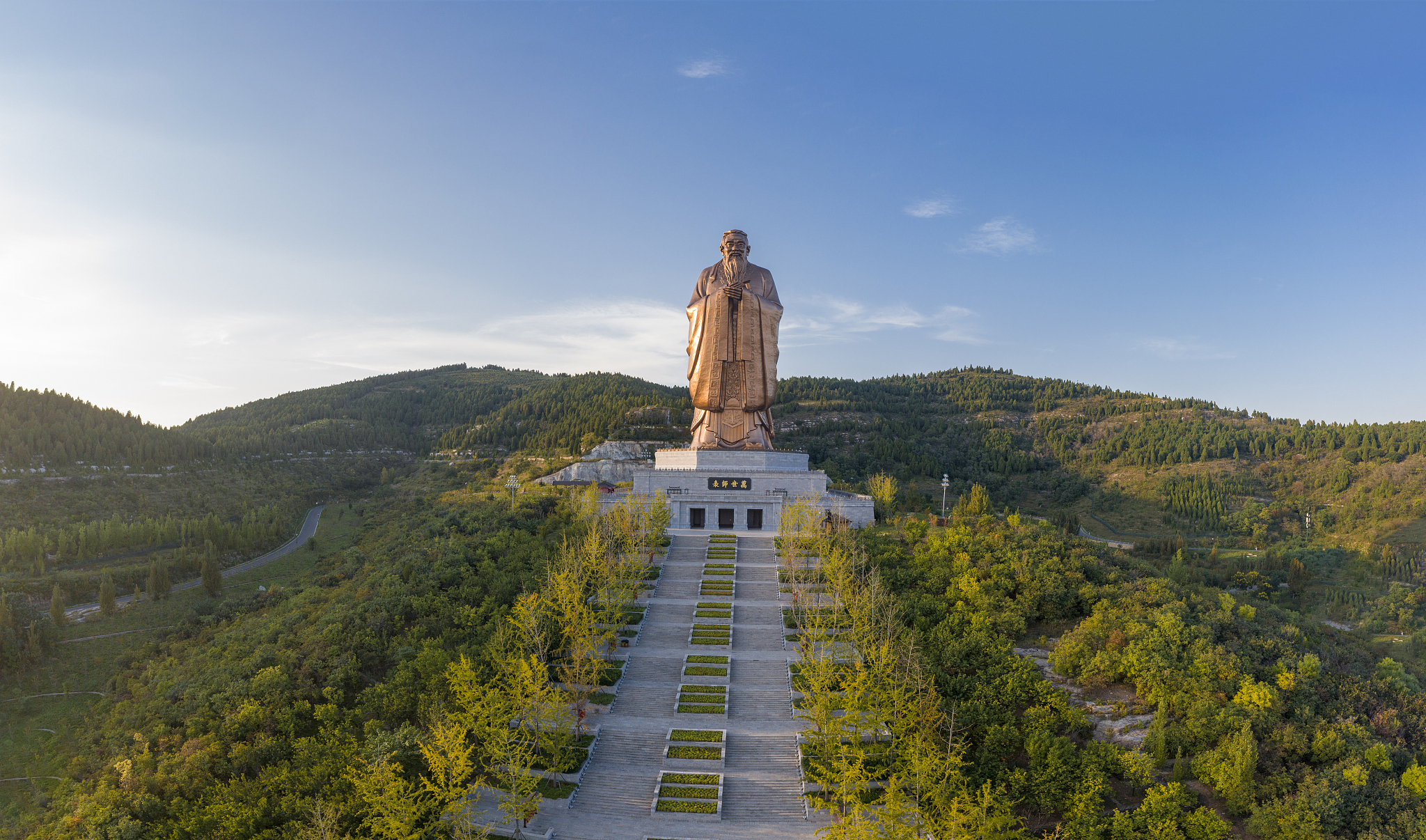 The Statue of Confucius in Nishan Sacred Land /CFP