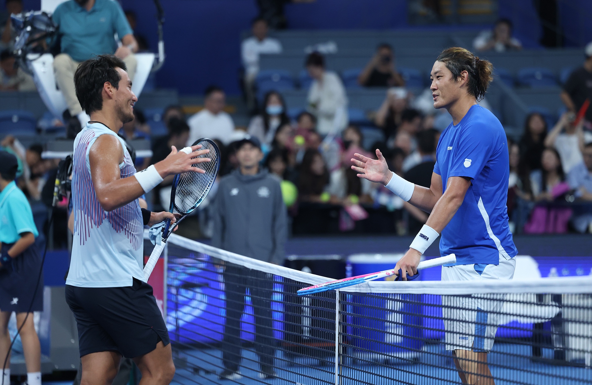 Bu Yunchaokete (L) and Zhang Zhizhen of China shake hands at the net after their men's singles semifinal match at the Hangzhou Open in Hangzhou, east China's Zhejiang Province, September 23, 2024. /CFP