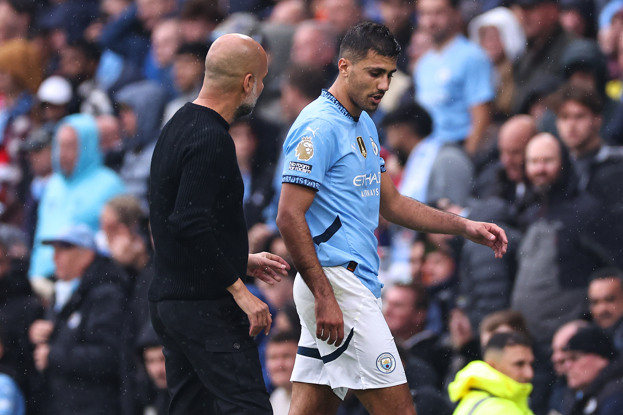 Rodri (R) of Manchester City leaves injured in a Premier League match against Arsenal at the Etihad Stadium in Manchester, England, September 22, 2024. /CFP