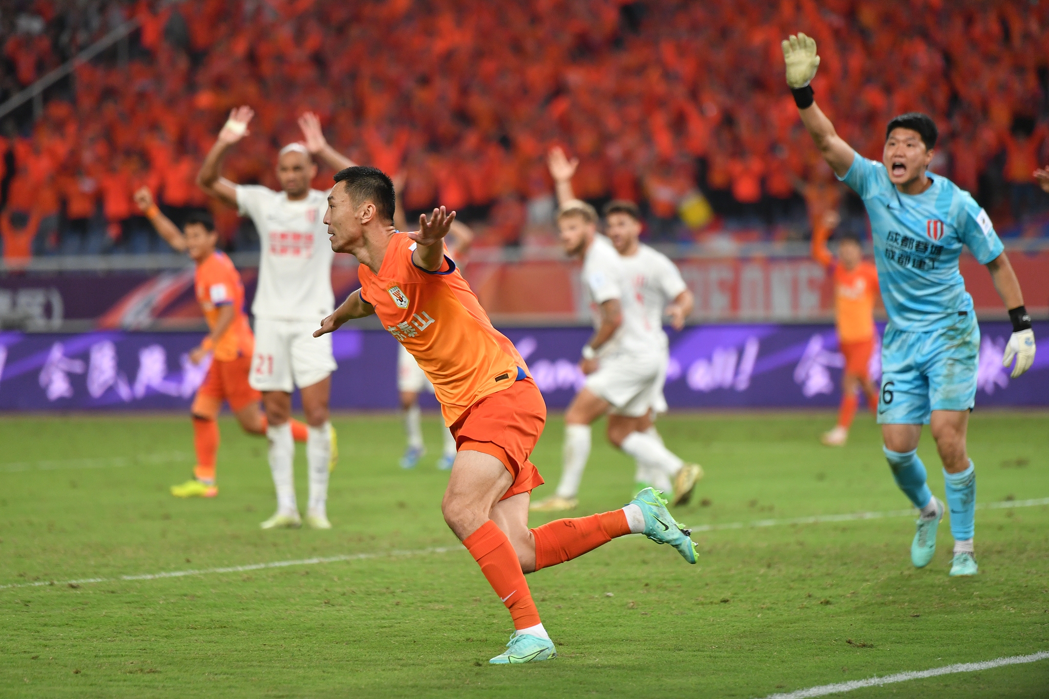 Zheng Zheng (C) of Shandong Taishan celebrates after scoring a goal against Chengdu Rongcheng in the Chinese Football Association Cup semifinals in Jinan, east China's Shandong Province, September 24, 2024. /CFP