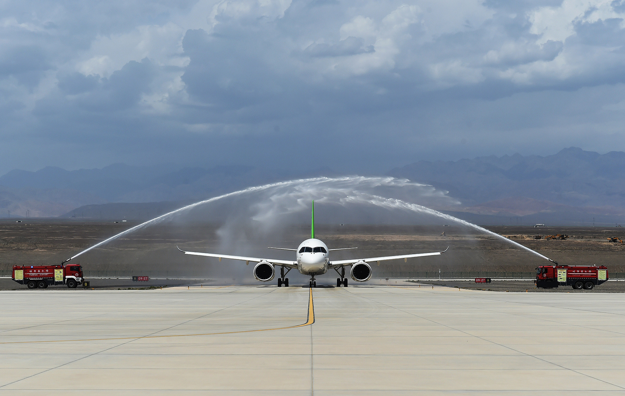 A C919 aircraft lands at Jiaohe Airport in Turpan, Xinjiang Uygur Autonomous Region, northwest China, June 28, 2020. /CFP