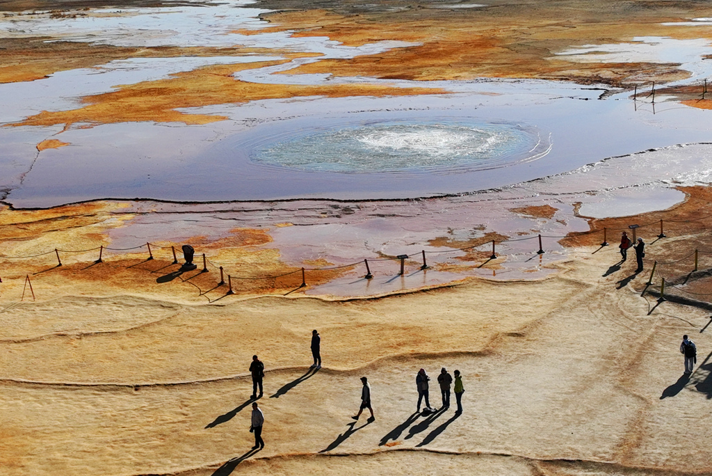 Visitors get a close view of Aiken Spring in Haixi Prefecture, northwest China's Qinghai Province on September 25, 2024. /CFP