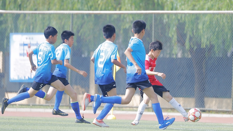 Pertandingan sepak bola untuk siswa sekolah dasar dan menengah di kota Langfang, Provinsi Hebei, Tiongkok utara, 18 Mei 2024. /CFP