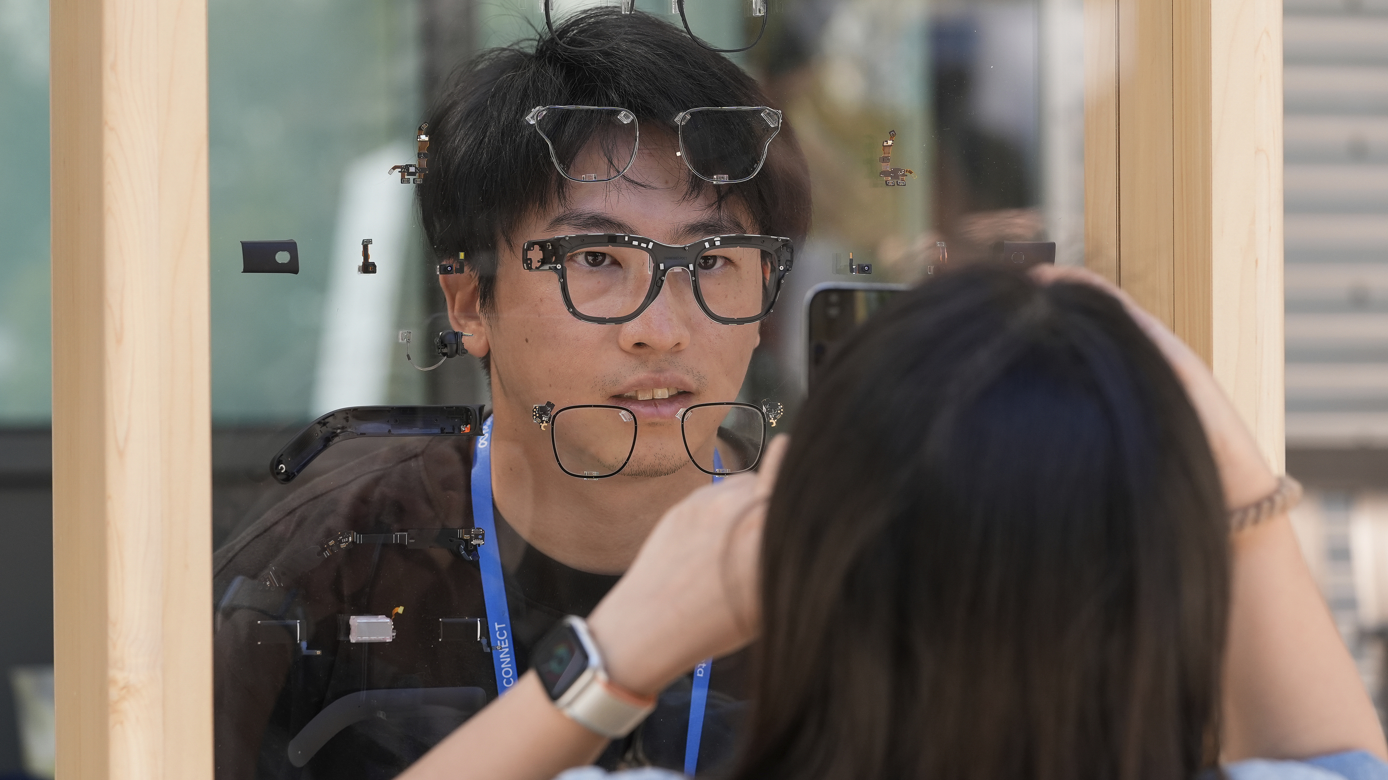 A person looks through a display of the parts that make up the Ray-Ban Meta smart glasses at the Meta Connect conference, September 25, 2024, Menlo Park, California, U.S. /CFP