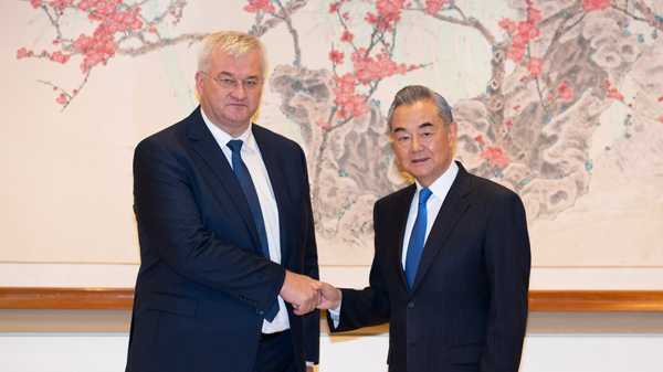 Chinese Foreign Minister Wang Yi (R) meets with Ukrainian Foreign Minister Andrii Sybiha on the sidelines of the 79th Session of the UN General Assembly in New York, U.S., September 25, 2014. /Chinese Foreign Ministry