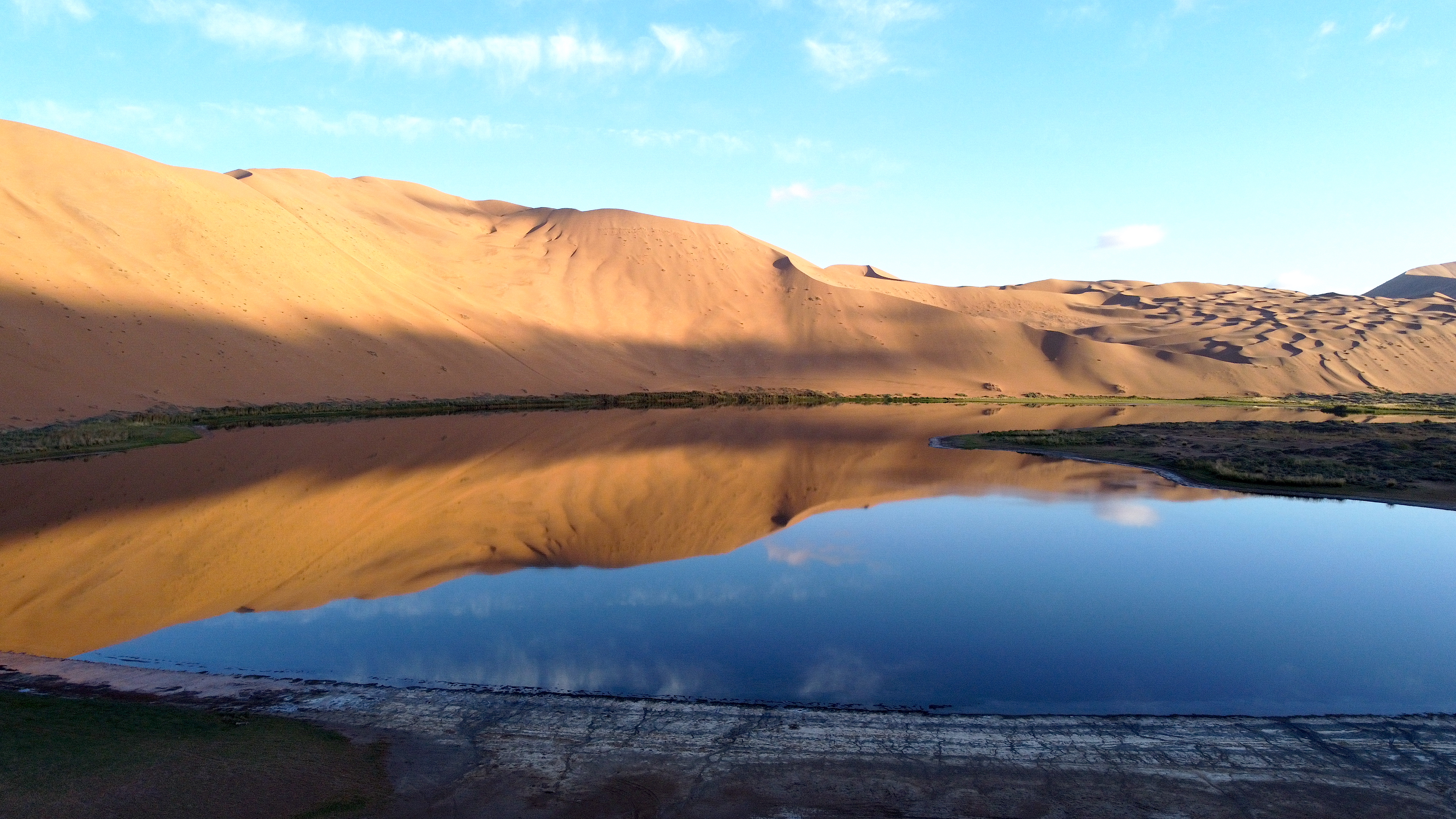 Temple Lake, or Suminjilin Lake, in blue color in Badain Jaran Desert in Inner Mongolia on September 20, 2024. /CGTN