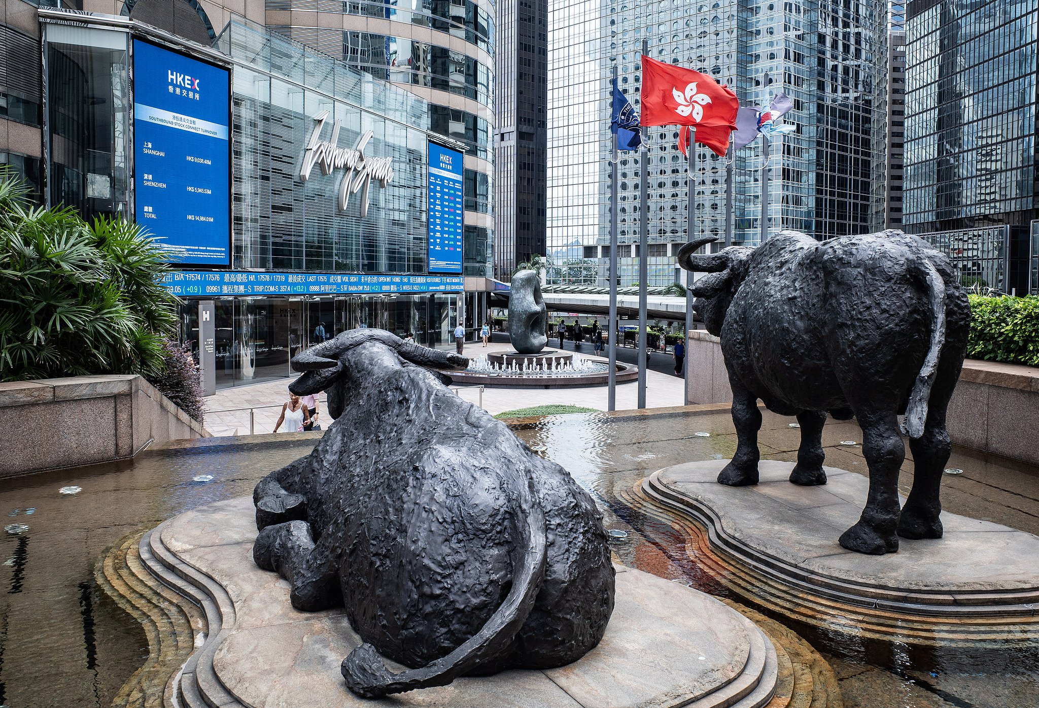 A view of the bull sculptures outside of the Hong Kong Stock Exchange, Hong Kong Special Administrative Region, China, July 22, 2024. /CFP