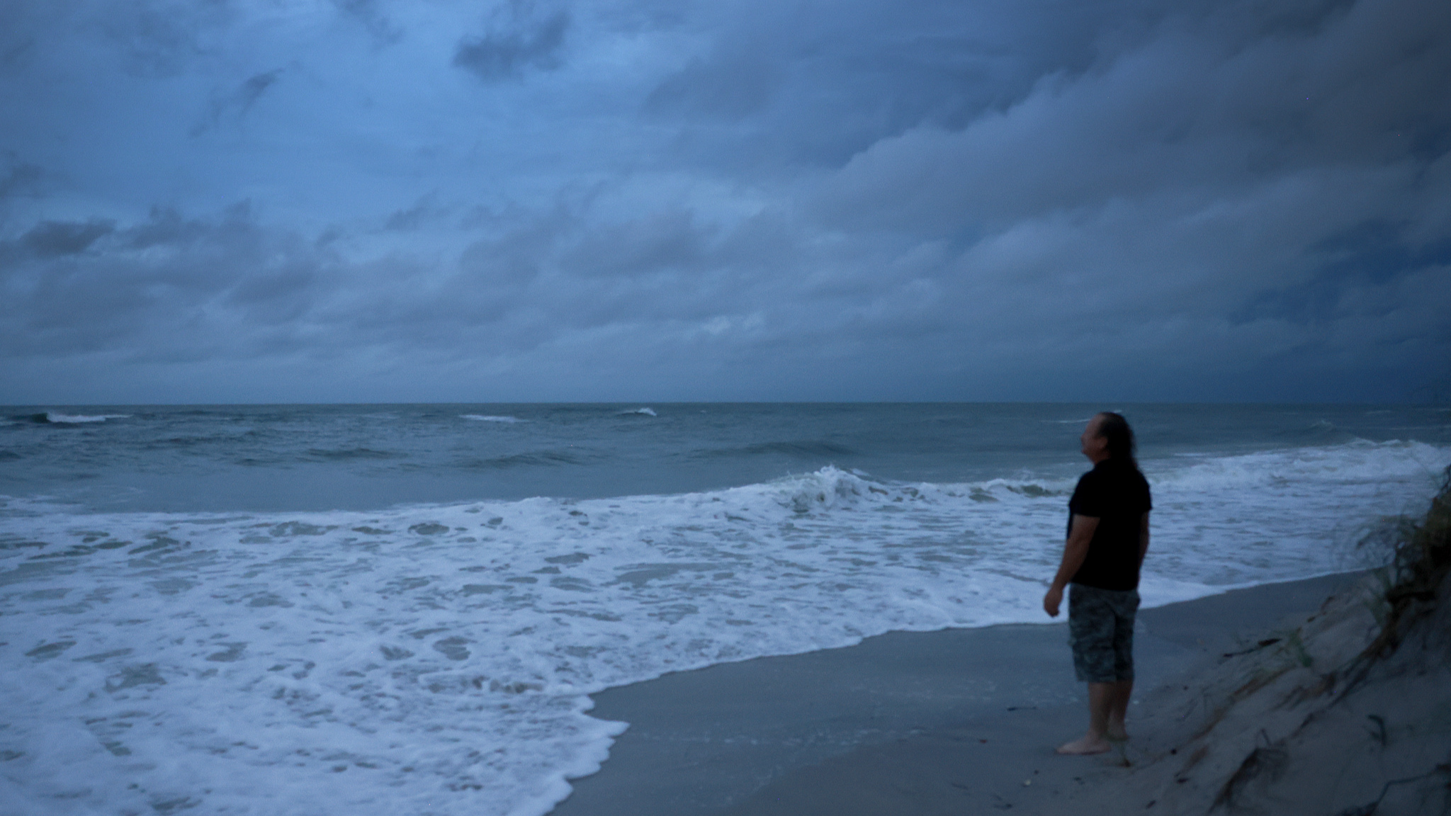 A man visits the beach as Hurricane Helene churns offshore in St. Pete Beach, Florida, U.S., September 26, 2024. /CFP