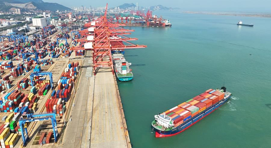 Sebuah kapal barang berlabuh di terminal peti kemas di Pelabuhan Lianyungang, Provinsi Jiangsu, Tiongkok timur, 9 Mei 2024. /Xinhua