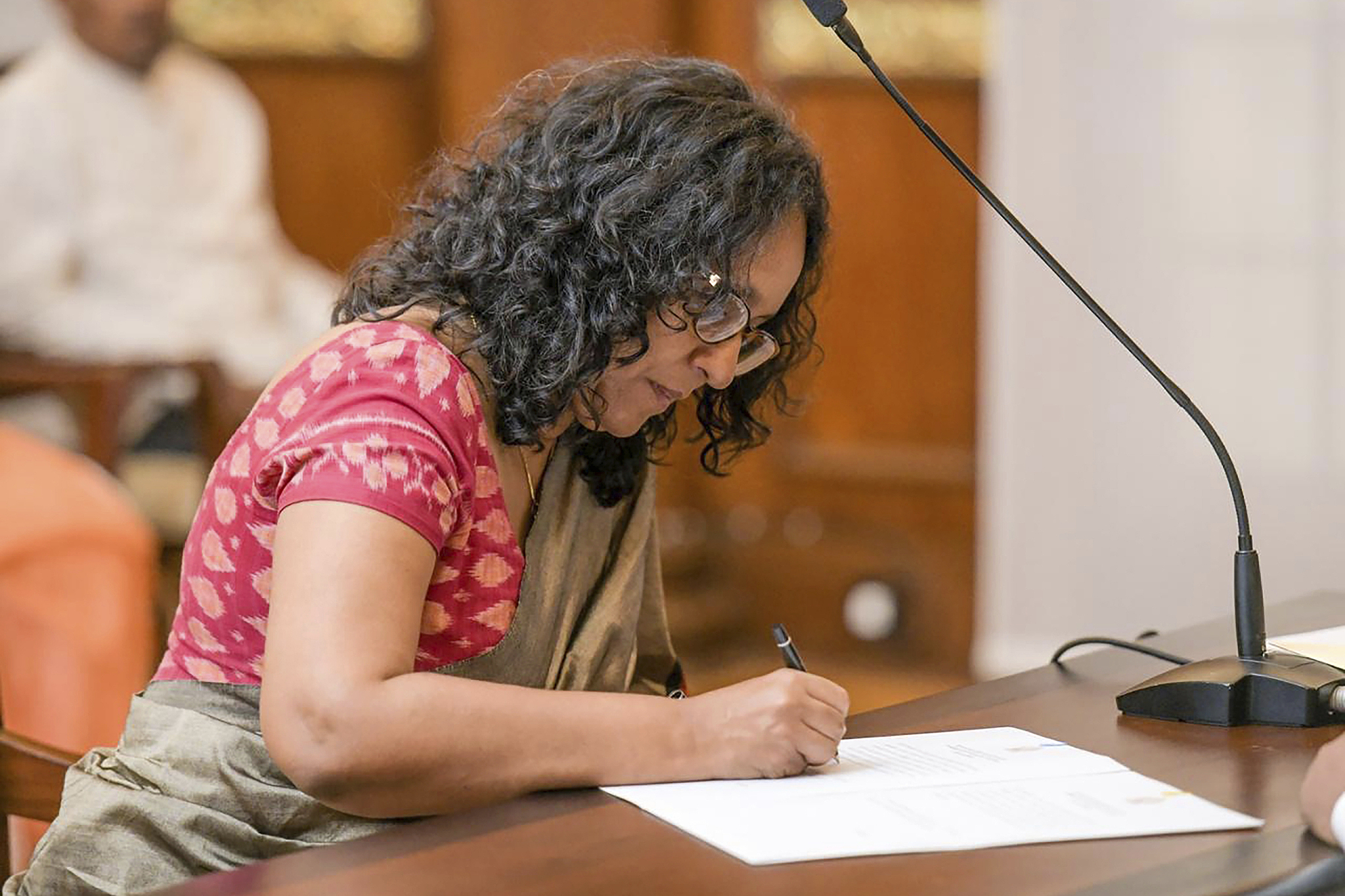 National People's Power MP Harini Amarasuriya signs after taking the oath for the post of Sri Lanka's prime minister in Colombo, Sri Lanka, September 23, 2024. /CFP