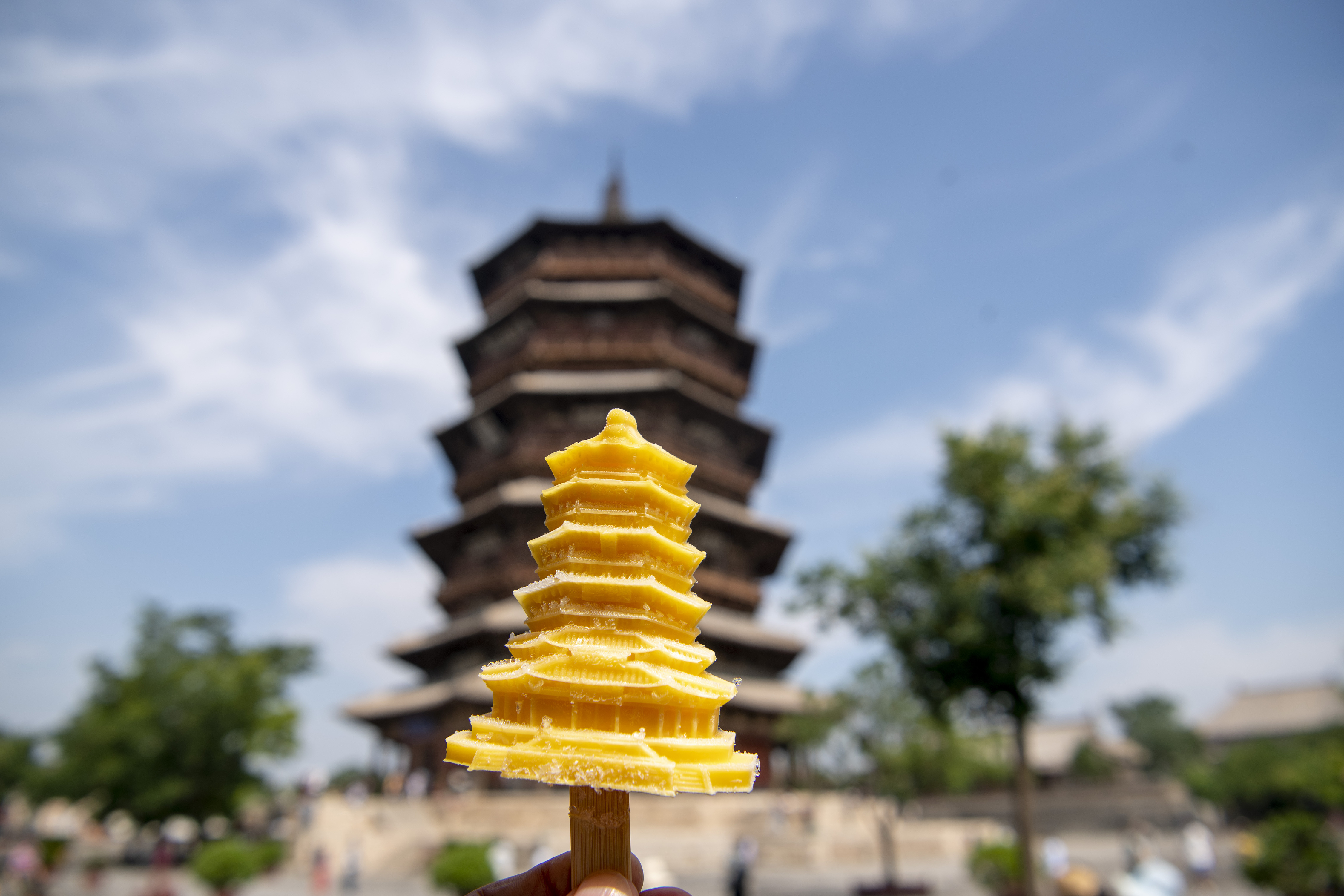 Es loli berbentuk seperti Pagoda Kayu Yingxian di Shuozhou, Provinsi Shanxi, Tiongkok utara, dengan pagoda sebagai latar belakangnya. /CFP