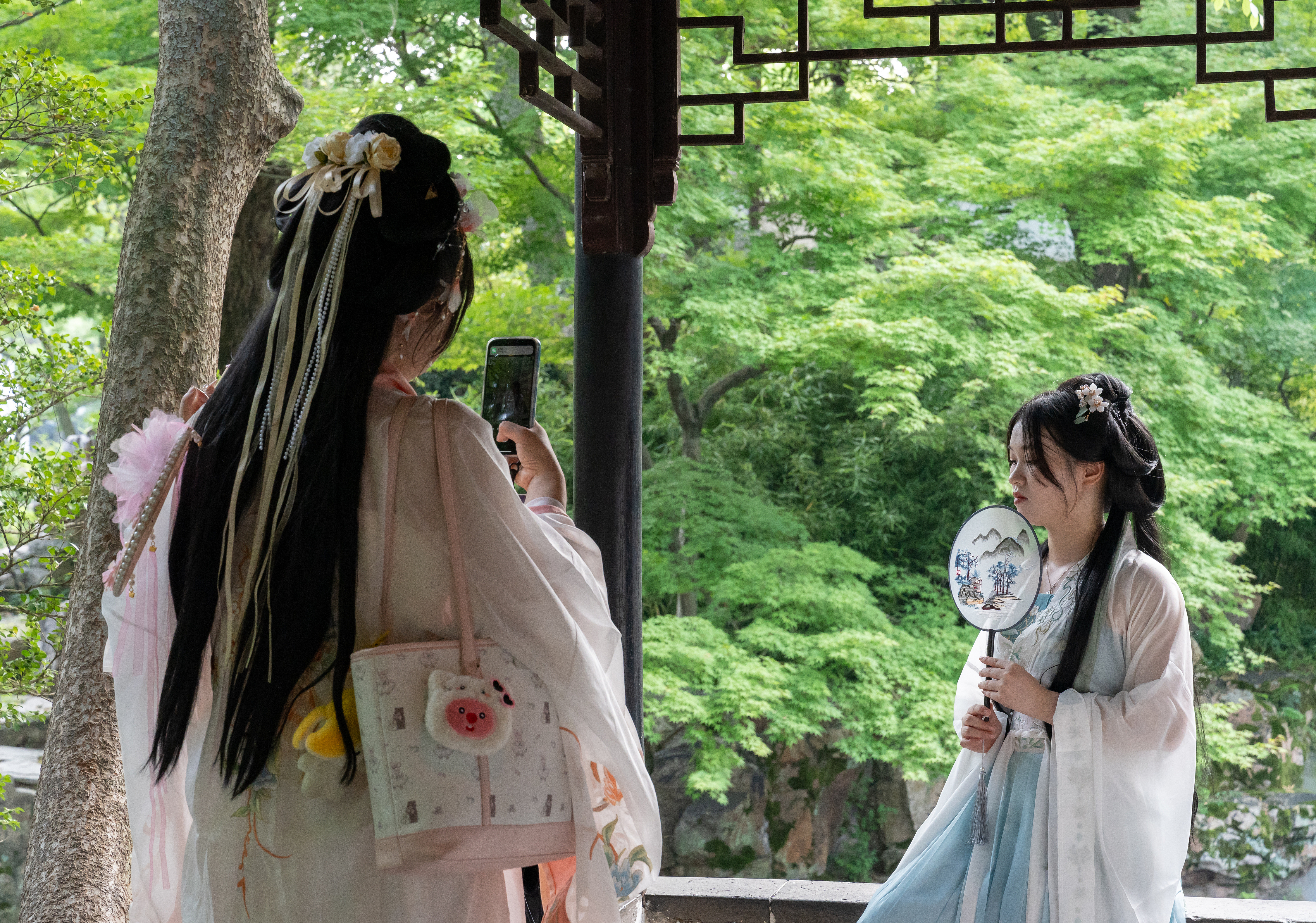 Wisatawan mengunjungi taman tradisional dengan mengenakan Hanfu, atau pakaian tradisional Tiongkok di Suzhou, Provinsi Jiangsu, Tiongkok timur, 12 Juni 2024. /CFP