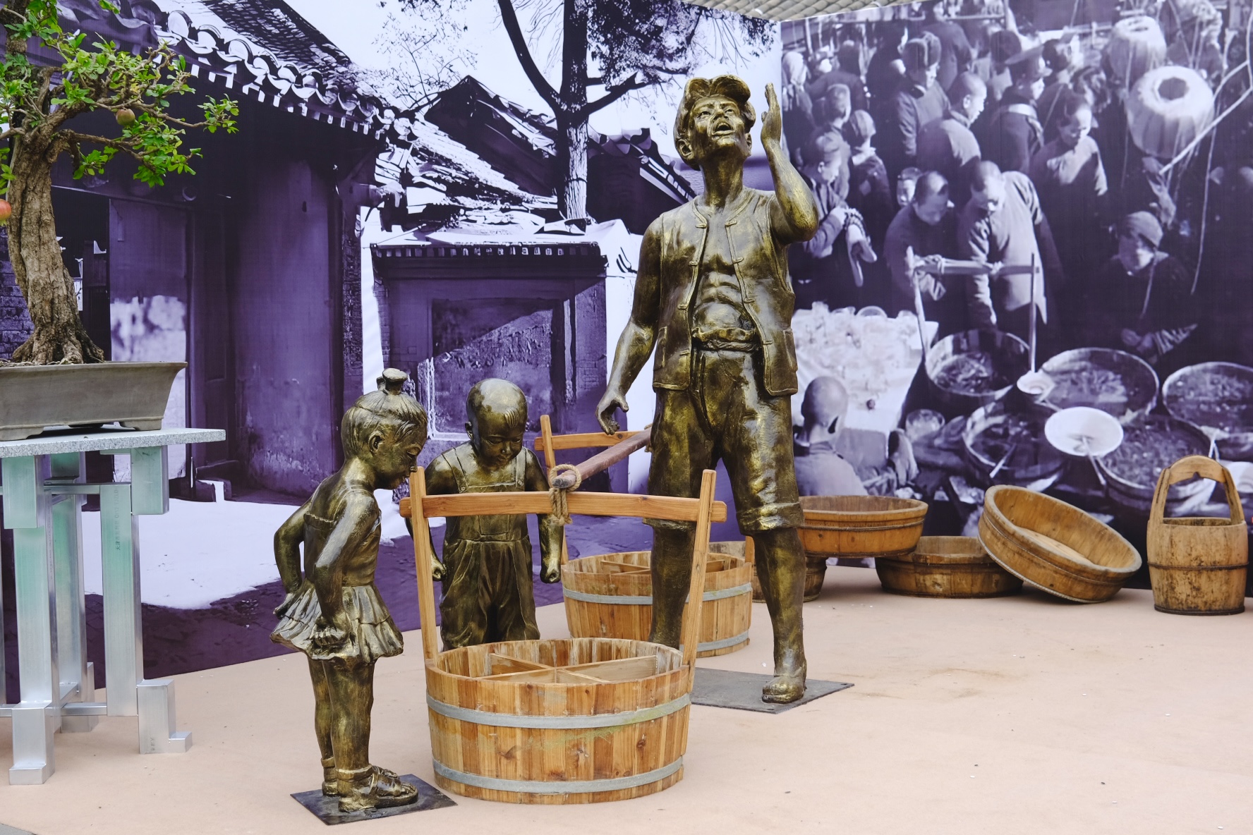 A bronze statue depicts how peddlers sold goldfish in the old days in Beijing, China, September 28, 2024. /CGTN