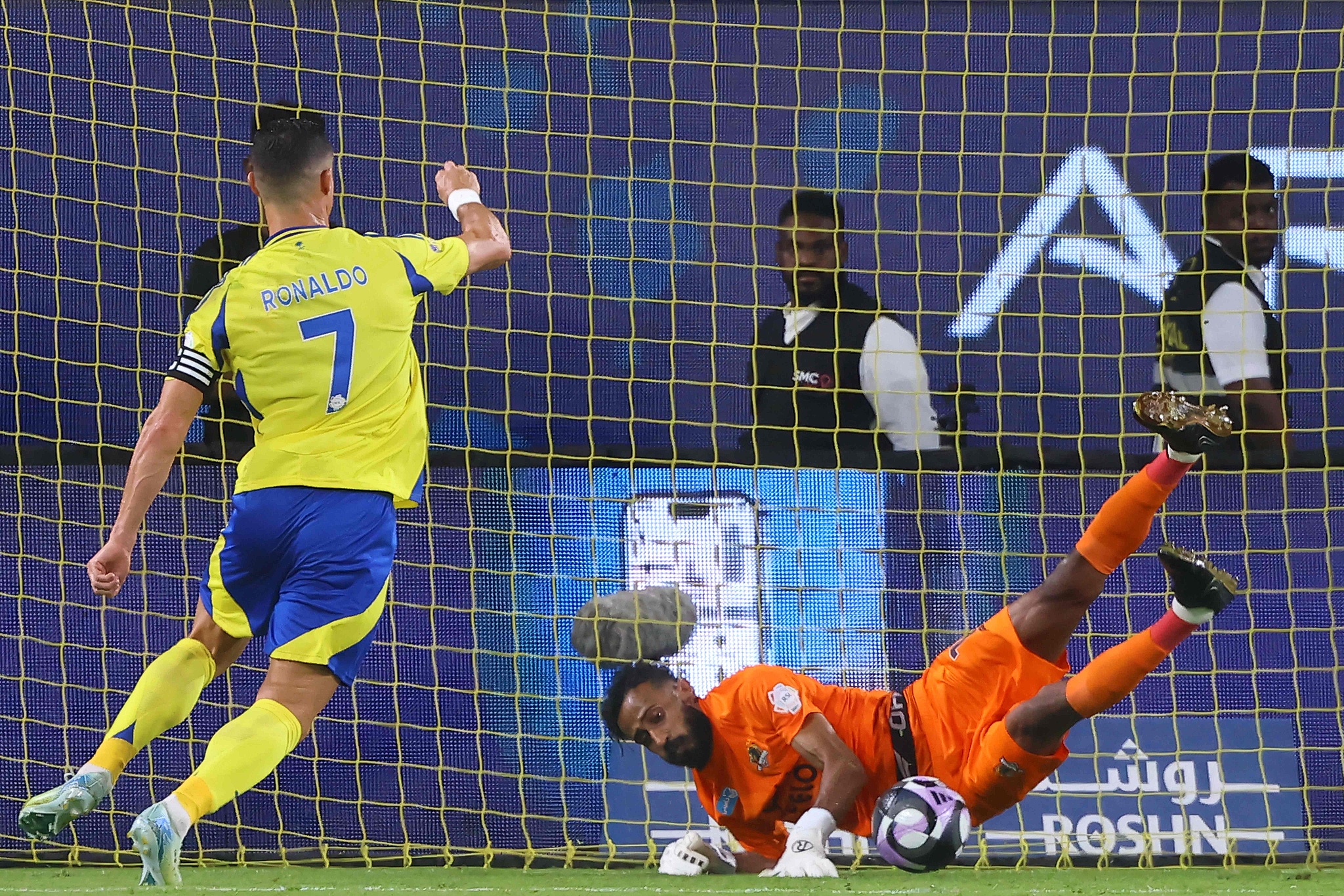 Goalkeeper Abdullah al-Owaishir (R) of Al Wehda blocks a shot by Cristiano Ronaldo of Al Nassr in the Saudi Pro League game at Al -Awwal Stadium in Riyadh, Saudi Arabia, September 27, 2024. /CFP