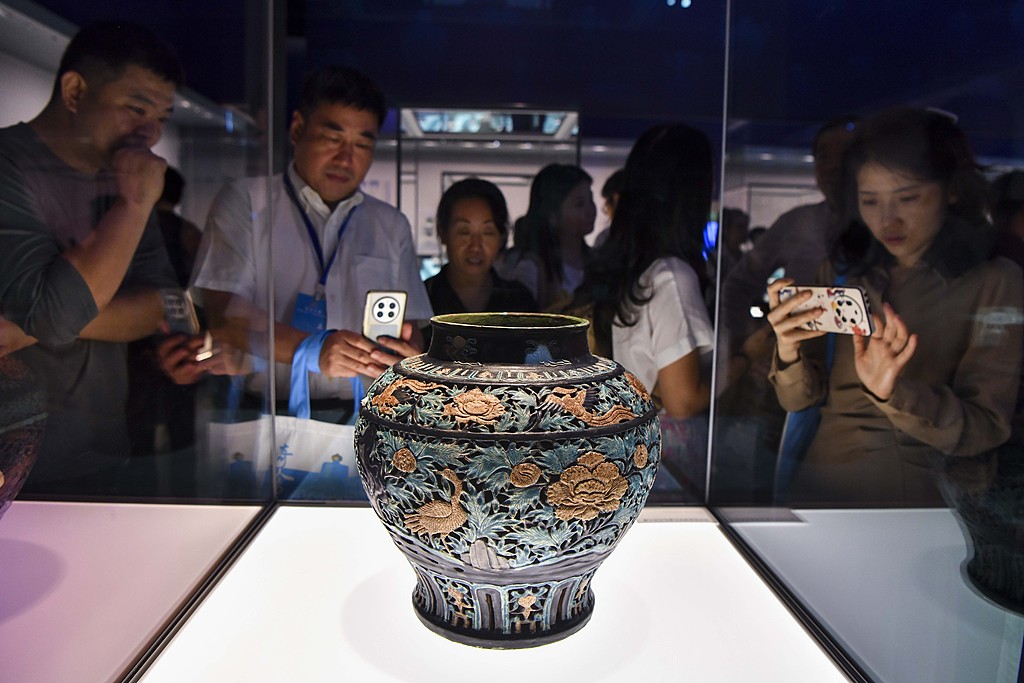 Visitors admire a cultural relic on display at an exhibition of deep-sea artifacts in Qionghai, Hainan Province on September 27, 2024. /CFP