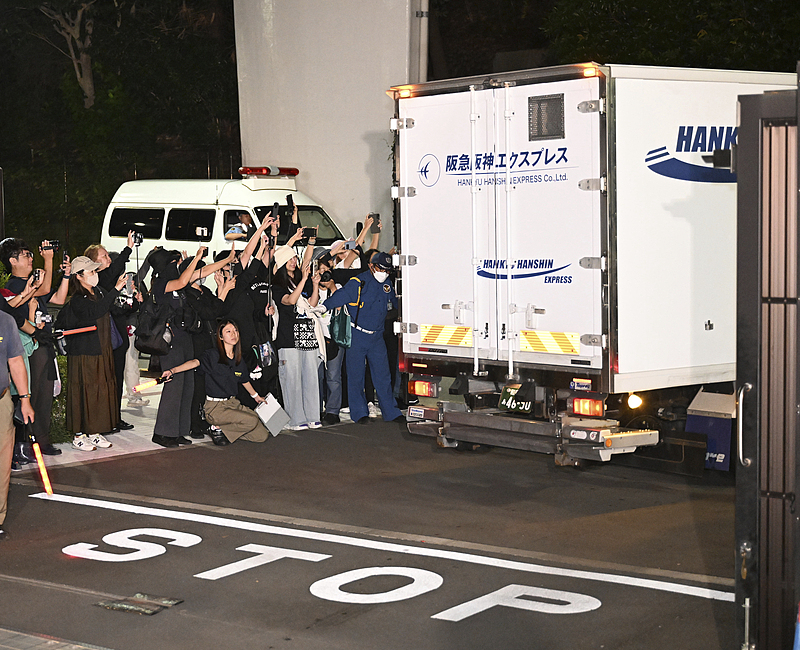 A truck carrying giant pandas Ri Ri and Shin Shin leave Ueno Zoological Garden in Taito Ward, Tokyo, Japan, September 29, 2024. /CFP