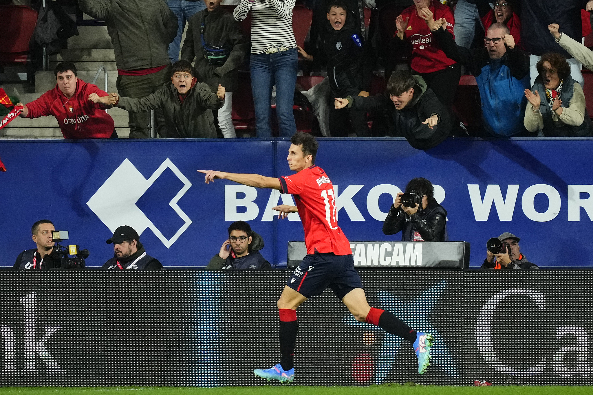 Ante Budimir celebrates after scoring Osasuna's first goal against Barcelona in a Spanish La Liga match at the Estadio El Sadar in Pamplona, Spain, September 28, 2024. /CFP