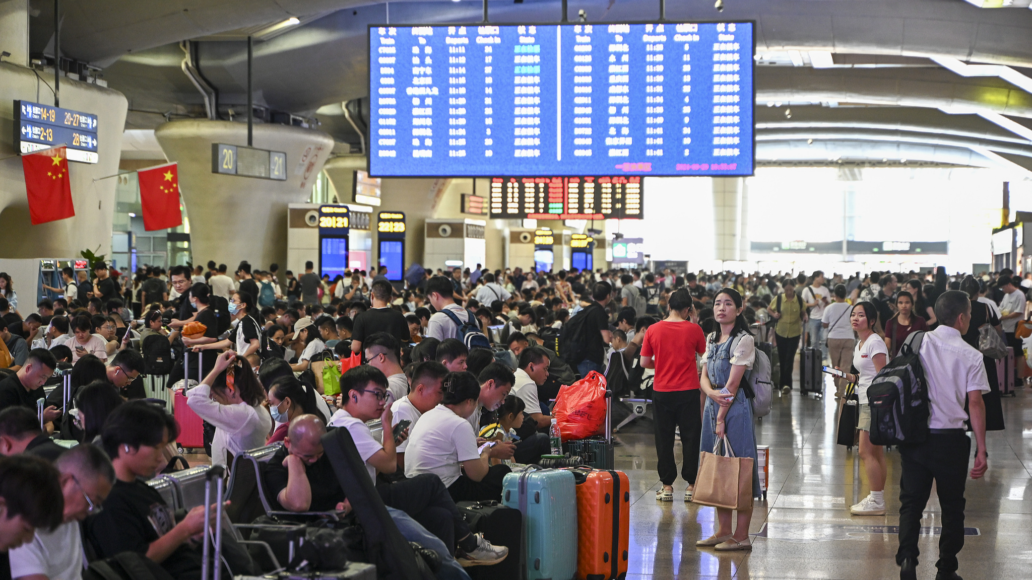 Passengers wait to board their trains at Guangzhou South Railway Station in Guangzhou, south China's Guangdong Province, September 29, 2024. /CFP