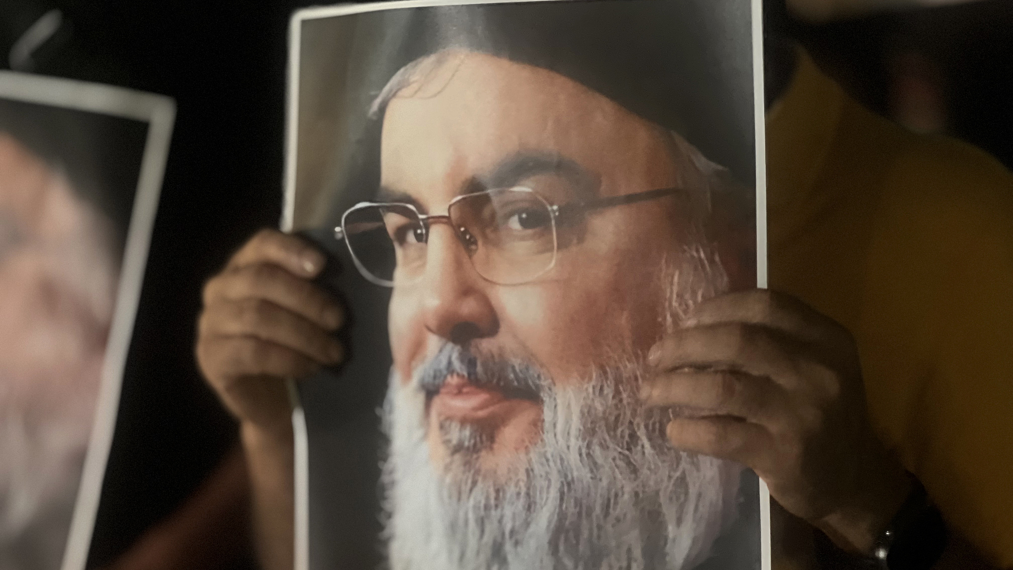 Pendukung pemimpin Hizbullah Lebanon Sayyed Hassan Nasrallah membawa fotonya, menyusul pembunuhannya dalam serangan udara Israel di pinggiran selatan Beirut, di Saida, Lebanon selatan pada 28 September 2024. /CFP