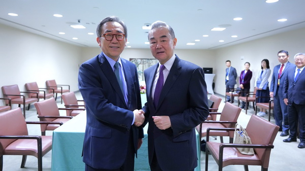 Chinese Foreign Minister Wang Yi (R) meets with Cho Tae-yul, South Korean foreign minister, in New York, U.S., September 28, 2024. /CFP