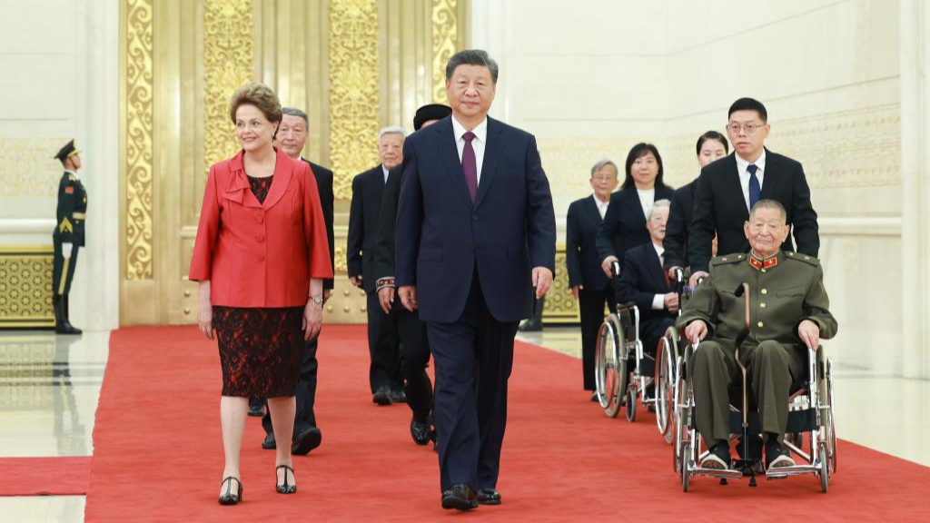 Chinese President Xi Jinping walks into the venue of the presentation ceremony of the national medals and honorary titles of the People's Republic of China with the recipients at the Great Hall of the People in Beijing, China, September 29, 2024. /Xinhua