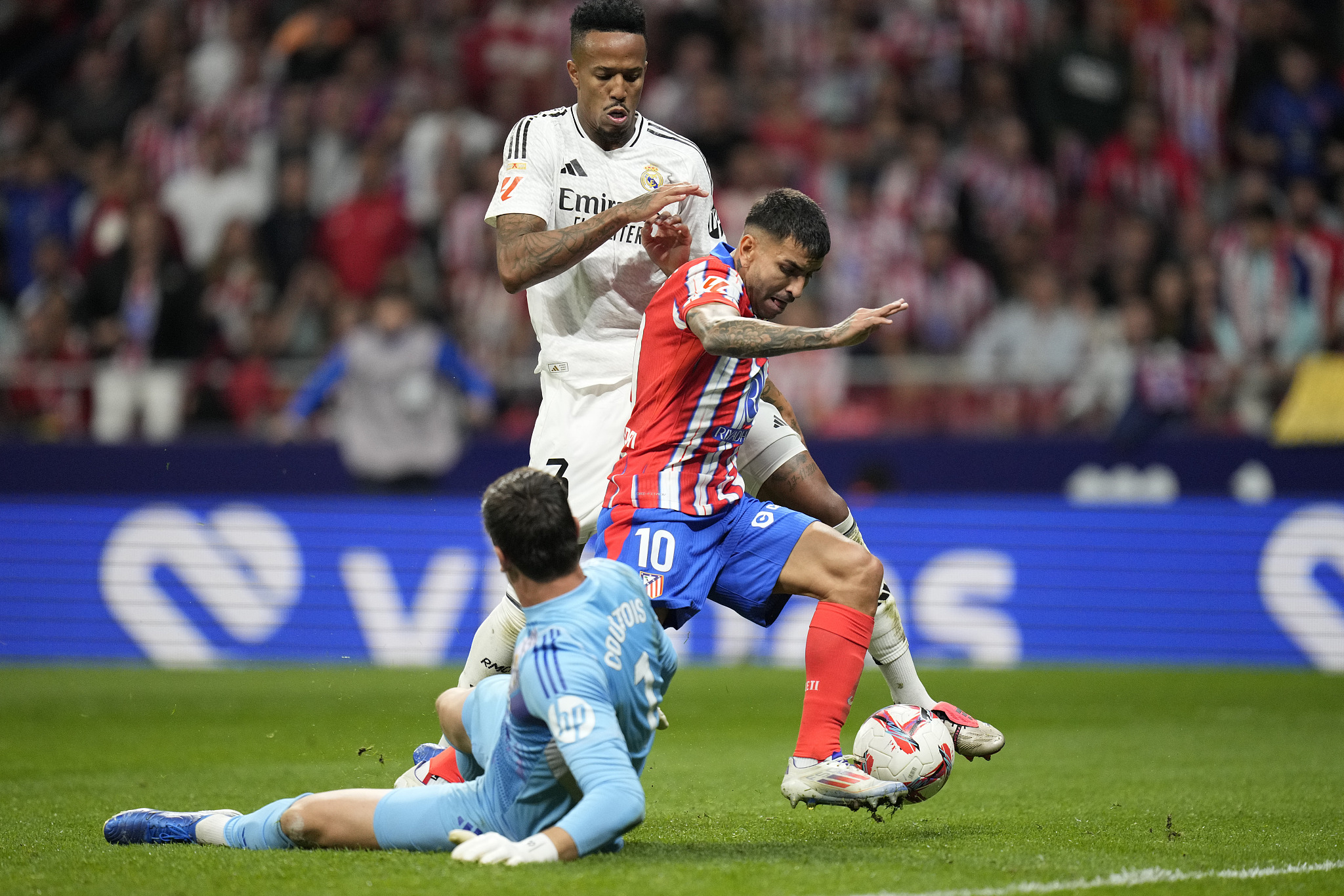 Angel Correa (#10) of Atletico Madrid  scores in the La Liga game against Real Madrid at the Metropolitano Stadium in Madrid, Spain, September 29, 2024. /CFP