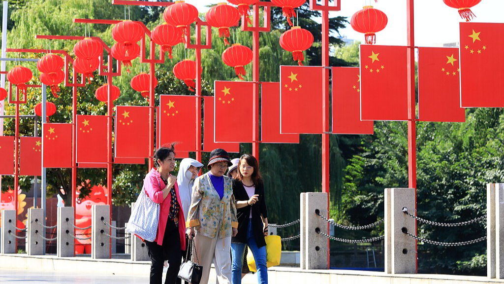 Bendera nasional dan lentera merah dikibarkan di jalan-jalan untuk merayakan Hari Nasional mendatang, Kota Huai'an, Provinsi Jiangsu, Tiongkok timur, 28 September 2024. /CFP