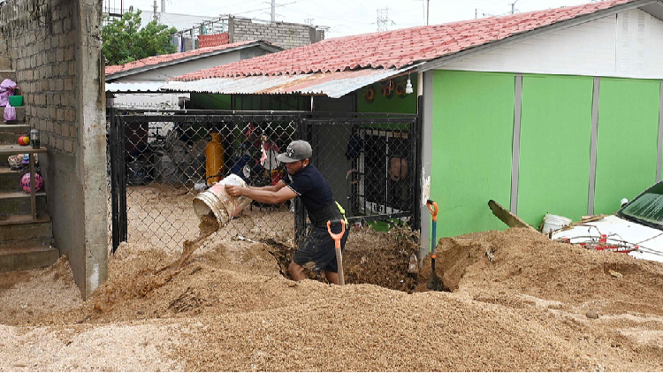 As Hurricane John dissipates, Mexicans abandon their inundated homes