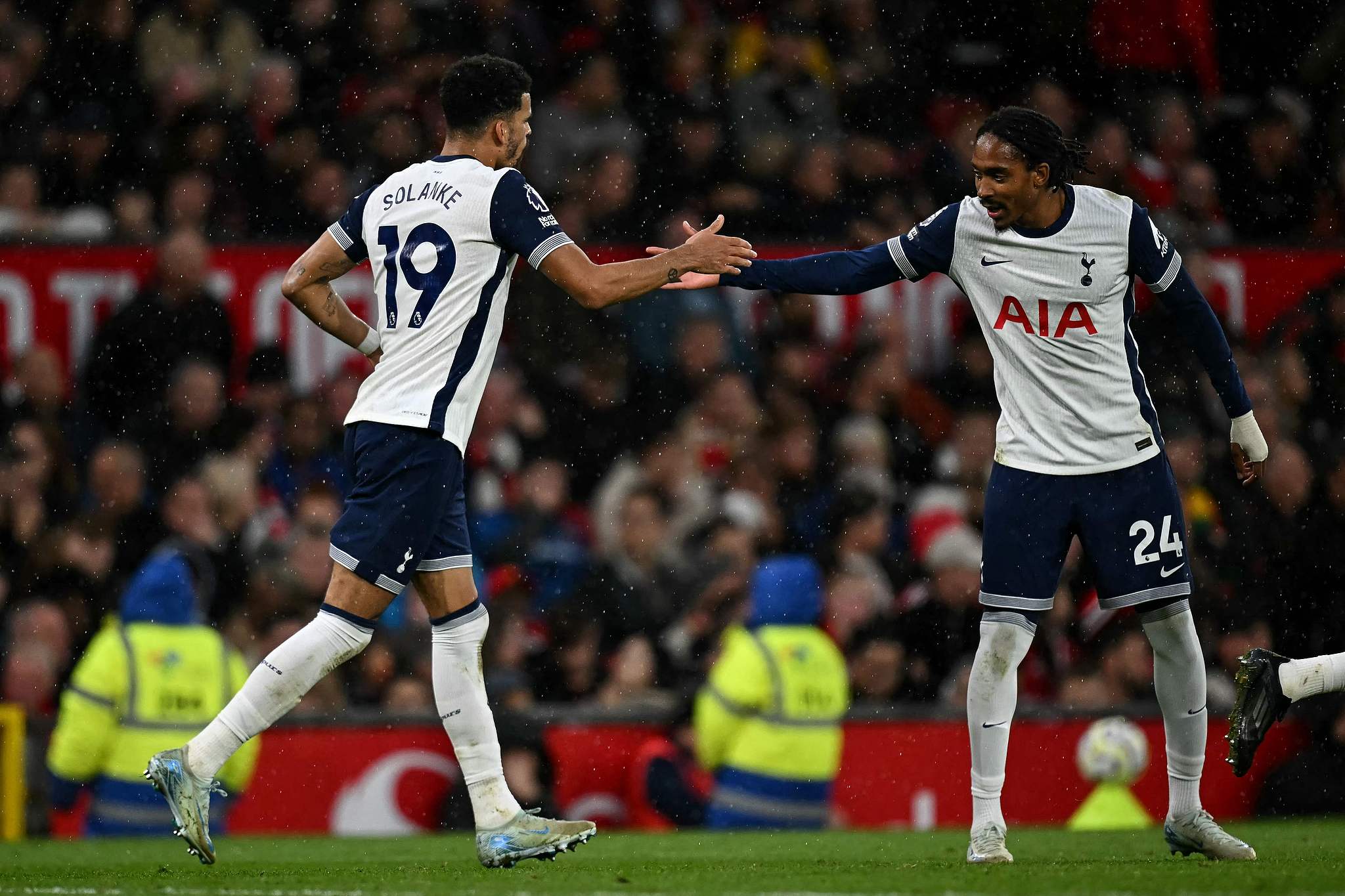 Players of Tottenham Hotspur celebrate after scoring a goal in the Premier League game against Manchester United at Old Trafford in Manchester, England, September 29, 2024. /CFP