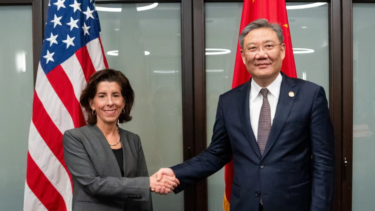 Chinese Commerce Minister Wang Wentao (R) shakes hands with U.S. Commerce Secretary Gina Raimondo in San Francisco, U.S., November 16, 2023. /Chinese Commerce Ministry