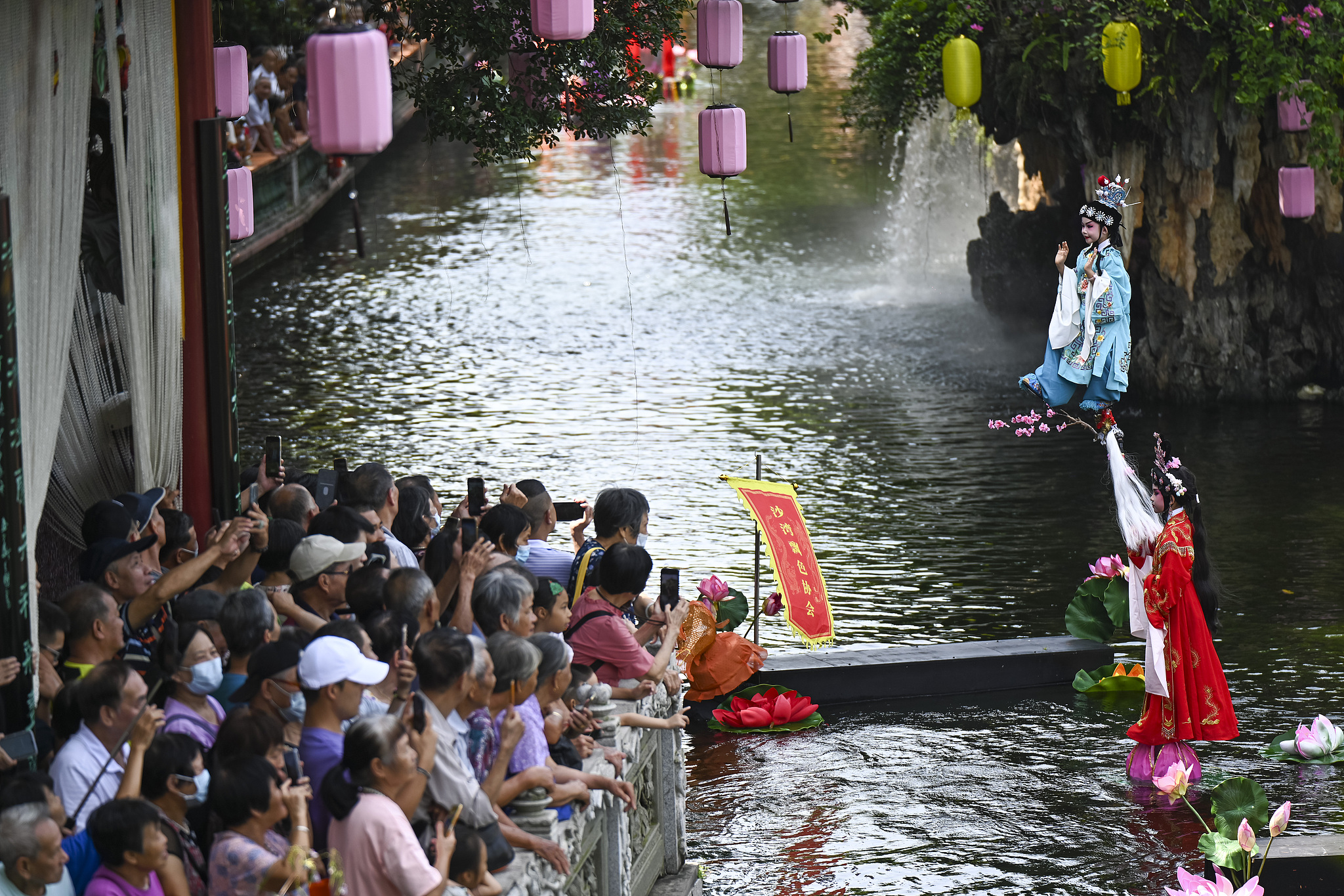 China embraces National Day holiday with travel rush, colorful events