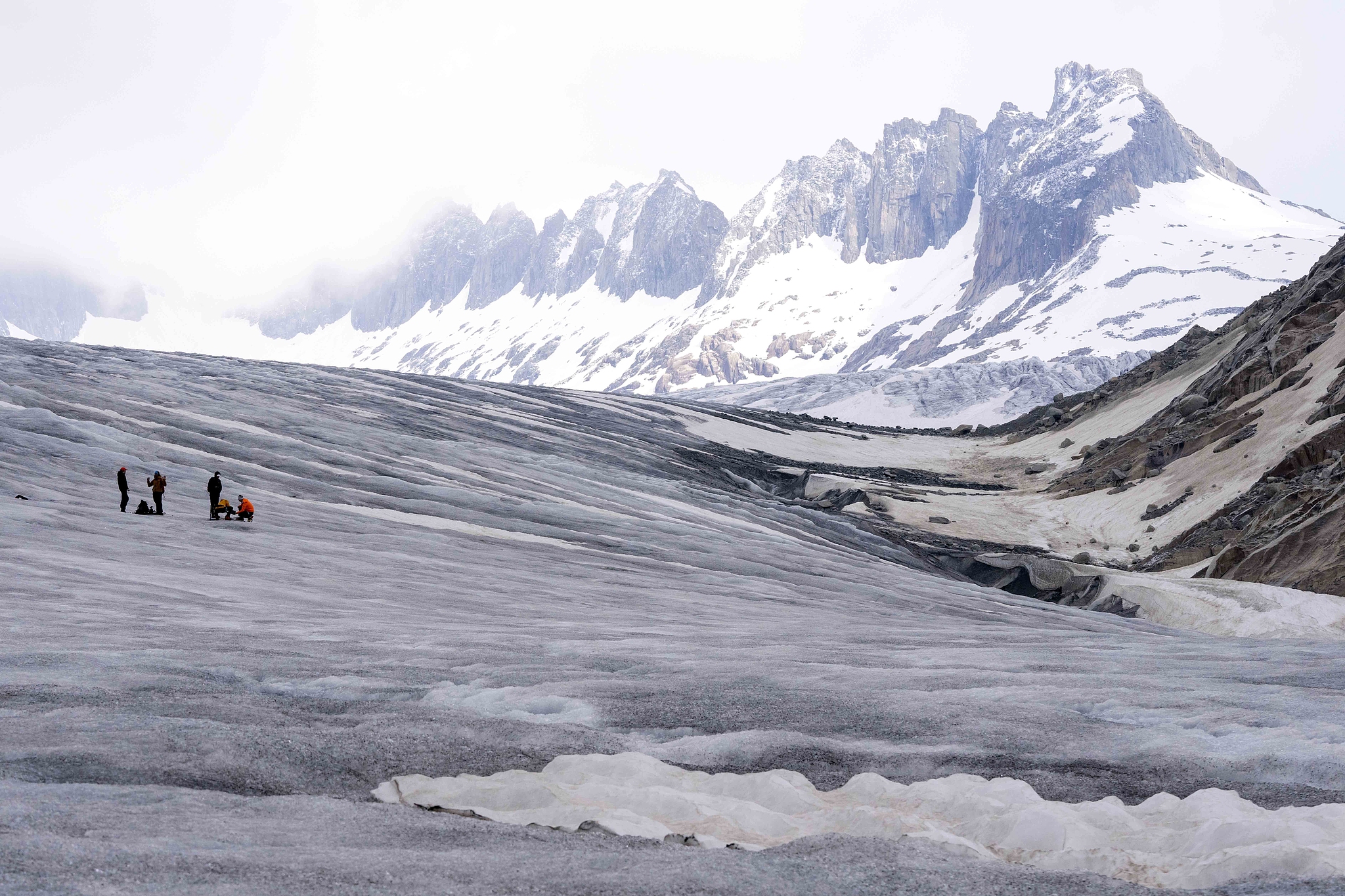 Ahli glasiologi Institut Teknologi Federal Swiss dan kepala jaringan pengukuran Swiss 'GLAMOS,' Matthias Huss, bekerja di gletser Rhone bersama timnya di Swiss, 16 Juni 2023./CFP