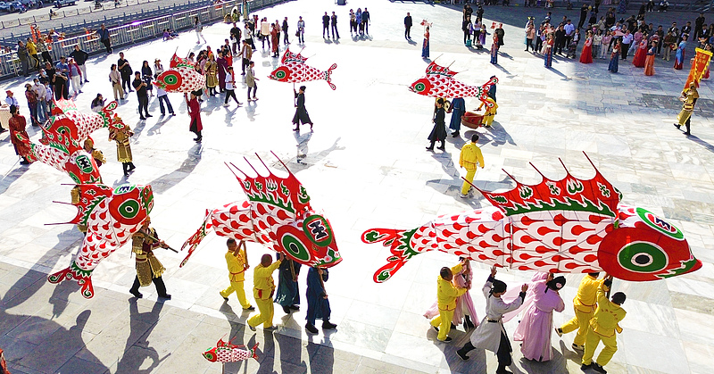 A fish lantern parade is held during the weeklong National Day holiday at an archaeological park in Luoyang City, Henan Province, October 1, 2024. /CFP