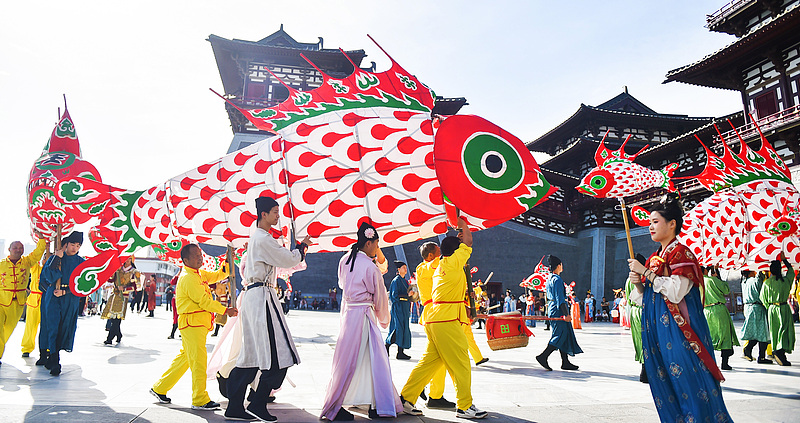 A fish lantern parade is held during the weeklong National Day holiday at an archaeological park in Luoyang City, Henan Province, October 1, 2024. /CFP