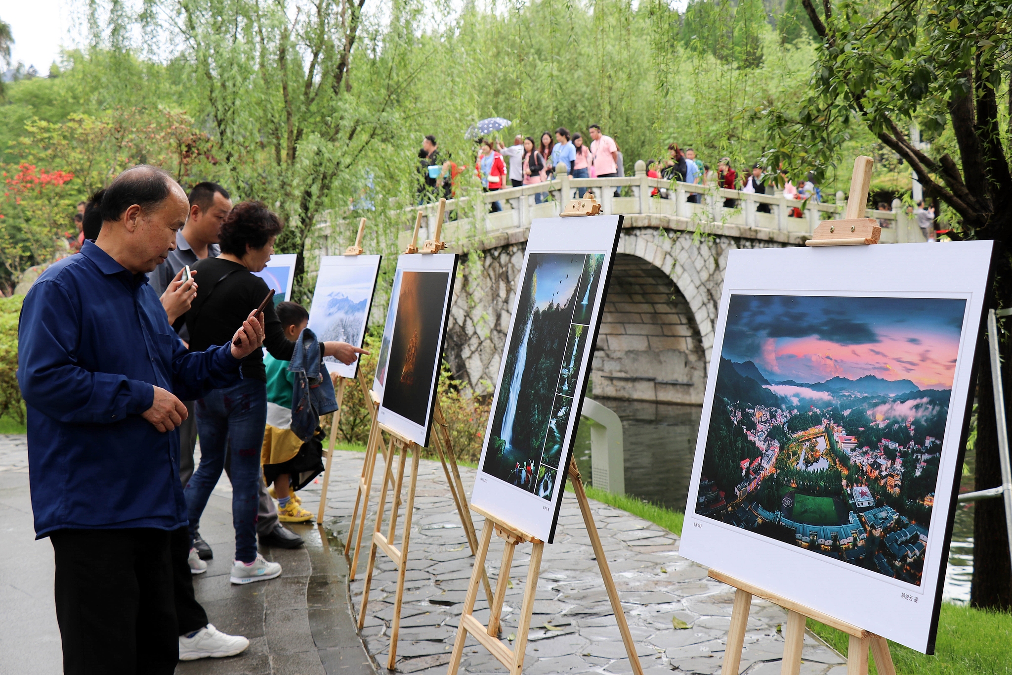 Visitors looking at the artworks displayed at Jinggang Mountain Scenic Area, Jiangxi Province, China, April 29, 2024. /CFP