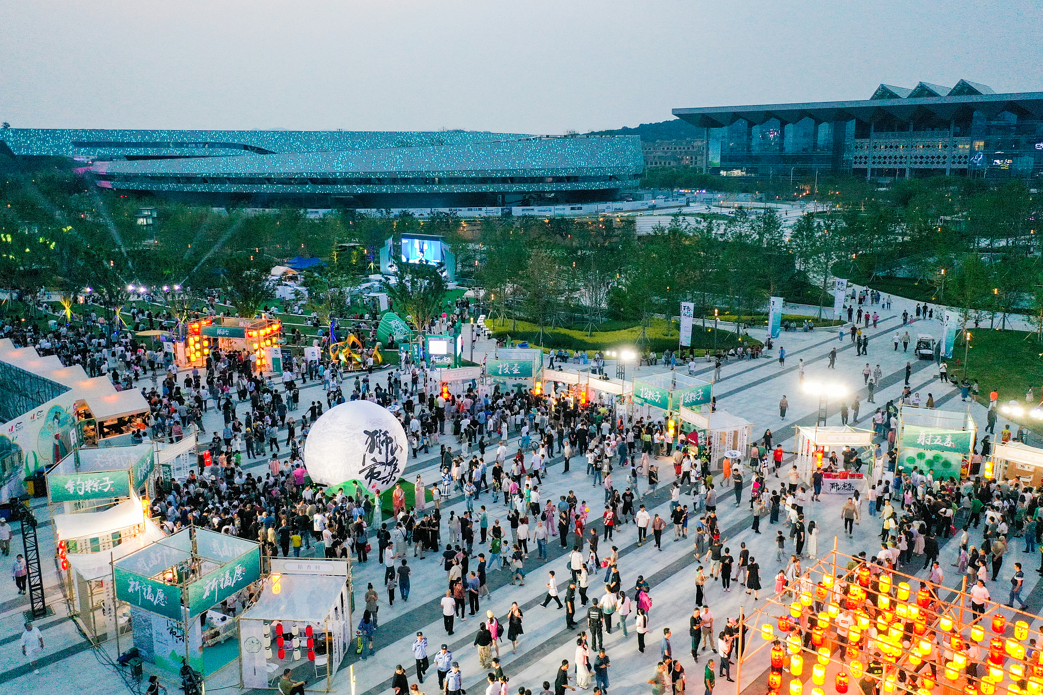 An aerial evening view of Shishan market in Jiangsu Province, China, June 8, 2024. /CFP