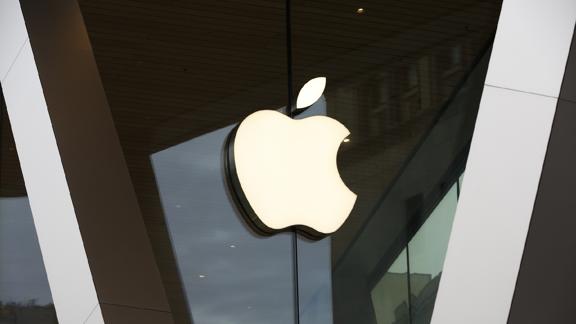 U.S. labor board lodges complaint against Apple regarding employee rights