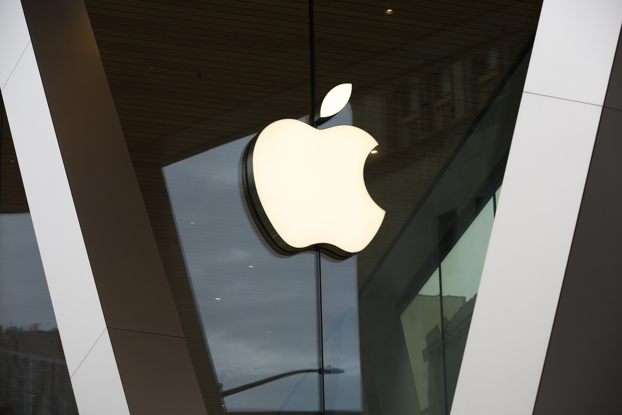 An Apple logo adorns the facade of the downtown Brooklyn Apple store in New York, the U.S. /CFP