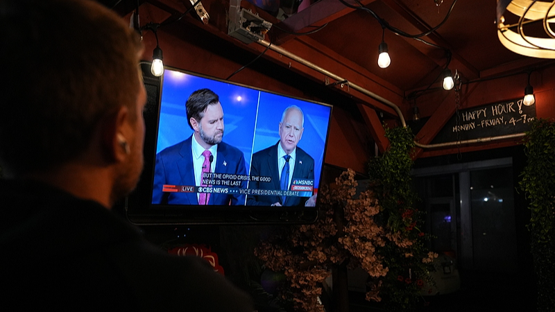 New Yorkers watch the U.S. vice presidential debate between Senator J.D. Vance, a Republican from Ohio and Republican vice-presidential nominee, and Tim Walz, governor of Minnesota and Democratic vice-presidential nominee, on screen in New York, U.S., October 1, 2024. /CFP