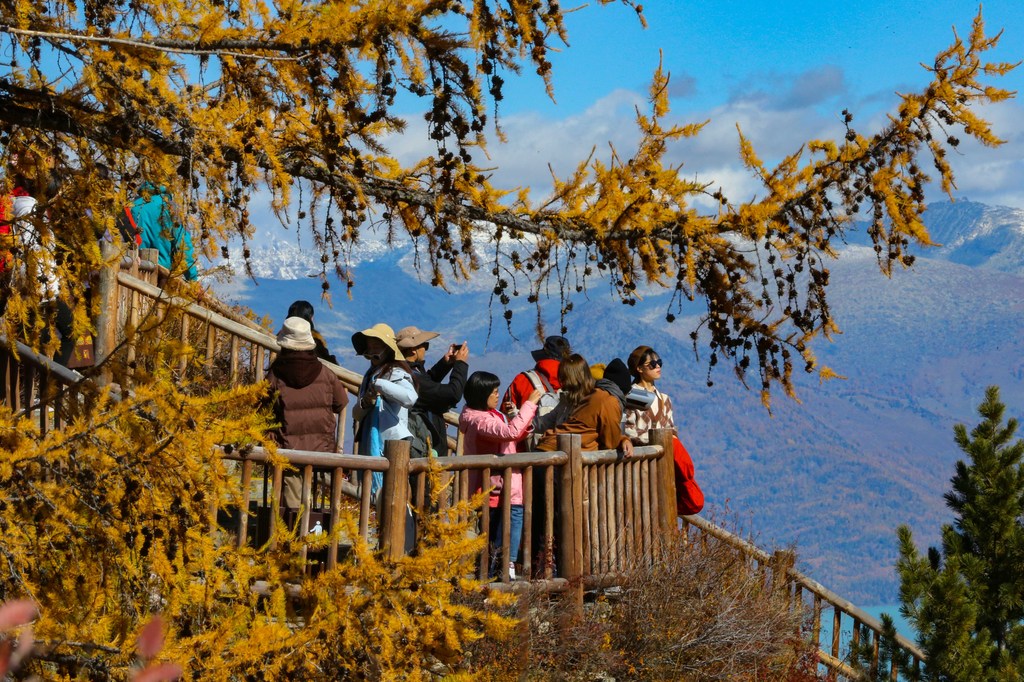 Tourists admire the views of Kanas Lake from a viewing deck at a scenic spot in Altay, Xinjiang on September 27, 2024. /CFP