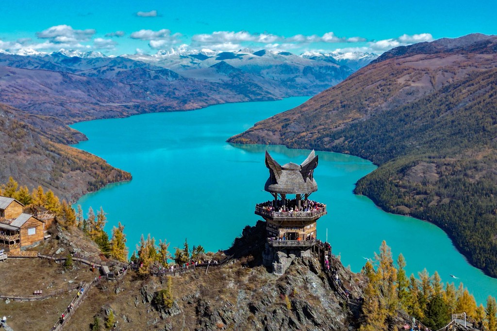 Tourists fill a viewing platform and walkway to view Kanas Lake in Altay, Xinjiang on September 27, 2024. /CFP