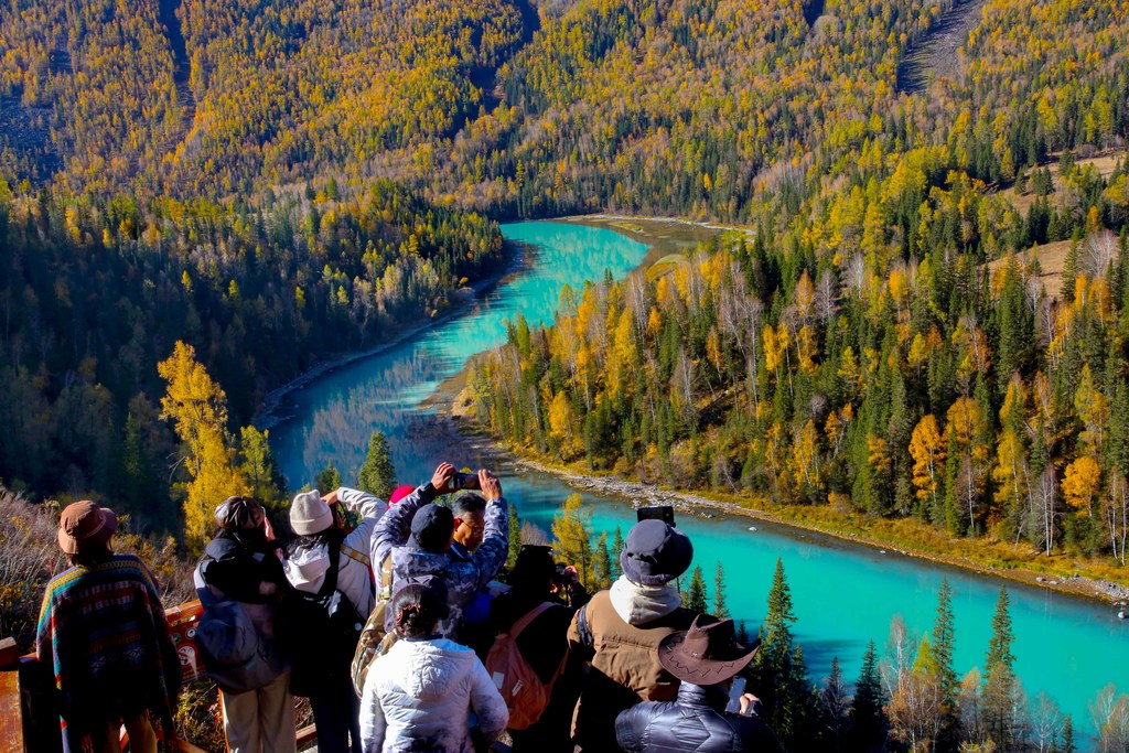 Tourists admire the views of Kanas Lake from a viewing deck at a scenic spot in Altay, Xinjiang on September 27, 2024. /CFP