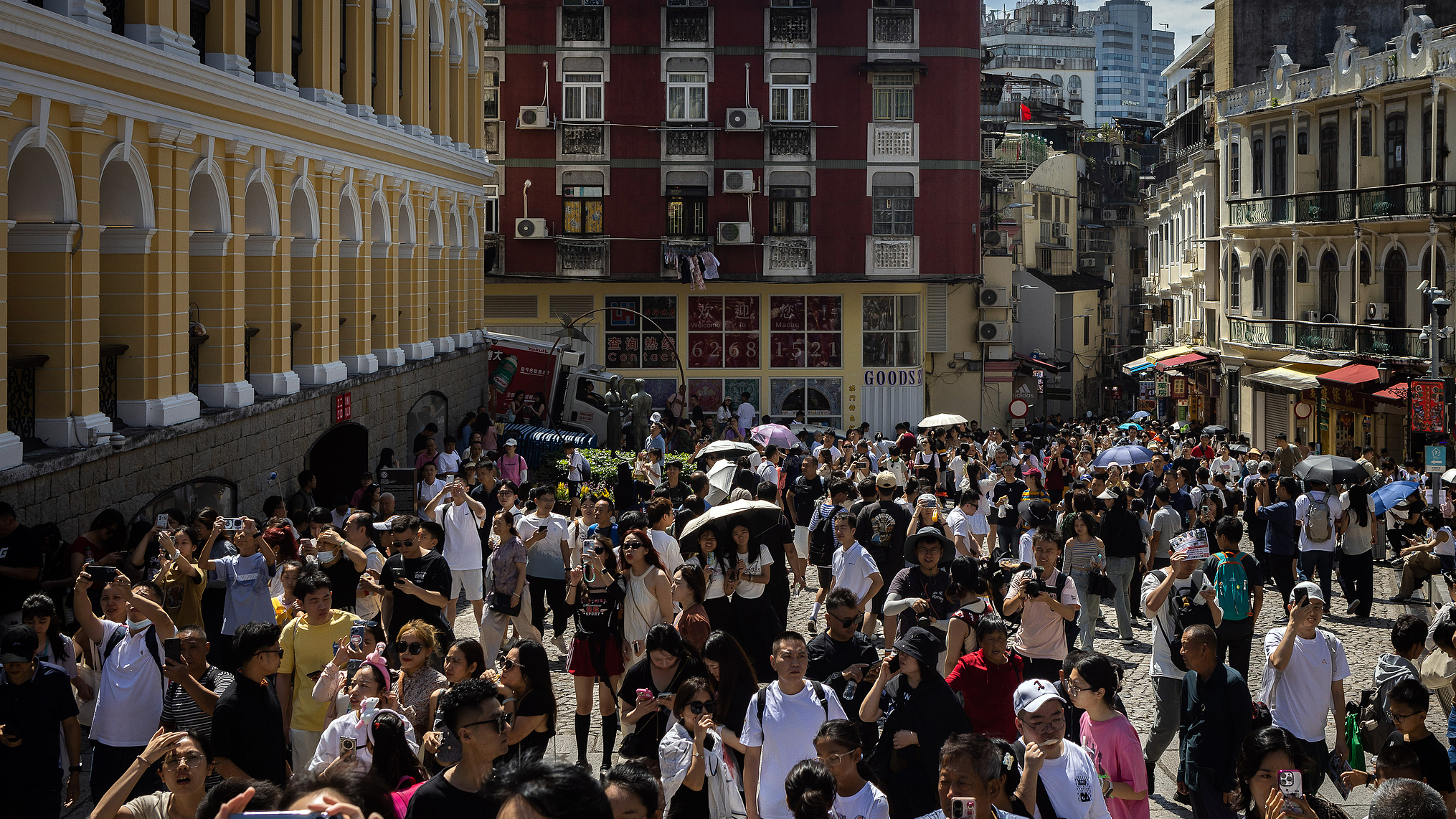 Travelers visit Macao during the National Day holiday, Macao, south China, October 3, 2024. /CFP