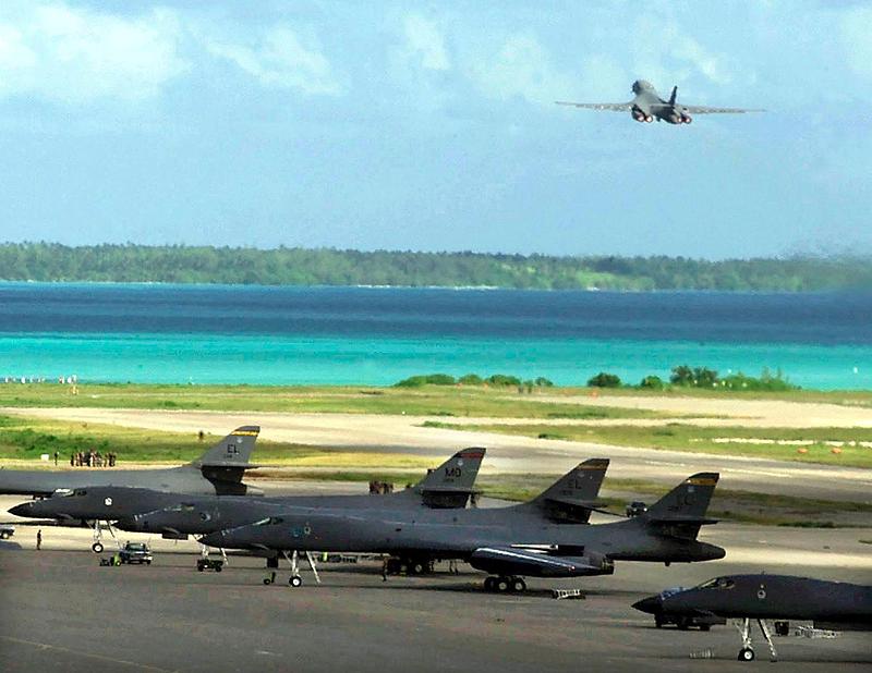 A U.S. Air Force B-1B bomber takes off from the Diego Garcia base, October 7, 2001. /CFP