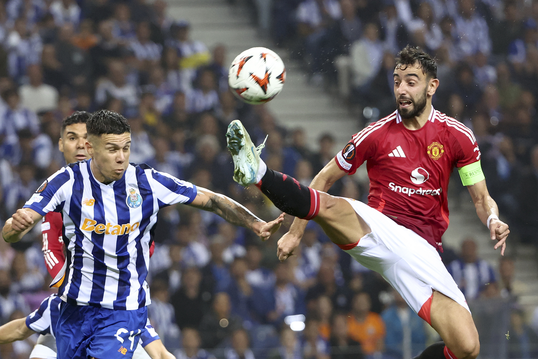 Bruno Fernandes (R) of Manchester United competes for the ball in the UEFA Europa League game against Porto at the Estadio do Dragao in Porto, Portugal, October 3, 2024. /CFP