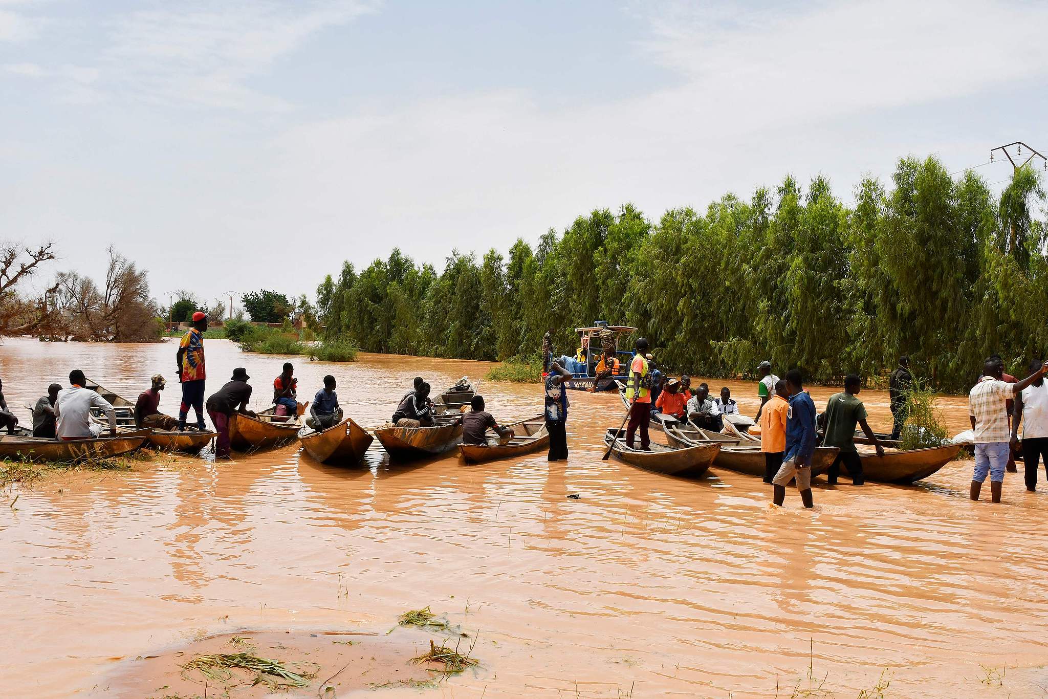 Local people wait to carry people on canoes following heavy rains that damaged National Road 25 from the Nigerien capital Niamey to the provinces of Tillabéri and Tahoua in western Niger, August 20, 2024. /CFP