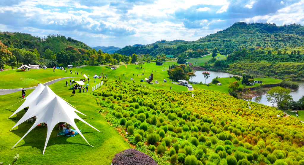 Tourists visit Qiandao Lake Ideal Garden in Chun'an County, Hangzhou, Zhejiang Province on October 3, 2024. The garden has a unique natural ecology and artistic landscapes. /CFP