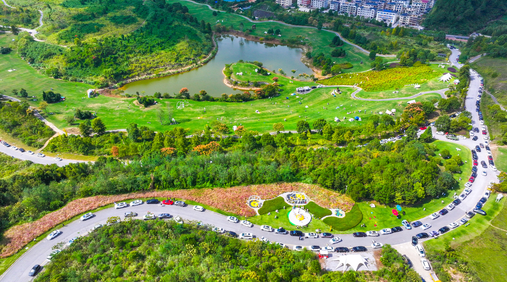 Tourists visit Qiandao Lake Ideal Garden in Chun'an County, Hangzhou, Zhejiang Province on October 3, 2024. The garden has a unique natural ecology and artistic landscapes. /CFP